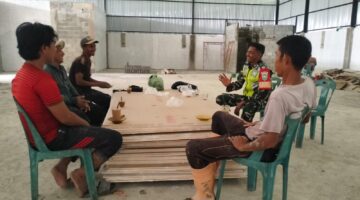 Babinsa laksanakan komsos bersama pekerja pembangunan KDKMP Desa Langkak