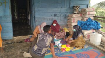 Wujud Sinergitas Babinsa Dampingi Bidan Bantu Berikan Vitamin Kepada Pekerja Jembatan Gantung
