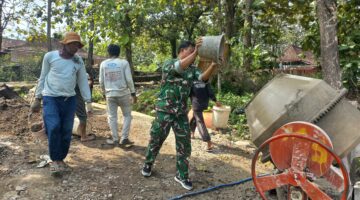 Tak Kenal Lelah, TNI dan Warga Bersatu Bangun Jembatan Garuda di Wonosegoro