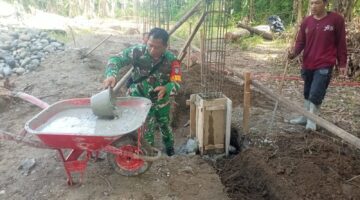 Percepat Pembangunan KDKMP Babinsa Koramil 02/Seunagan Bantu Pengerjaan Di Lapangan Di Desa Binaan