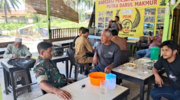 BABINSA BERSAMA WARGA MELAKSANAKAN KOMSOS DIDESA DIWILAYAH TRIPA MAKMUR