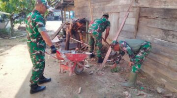Babinsa Bersama Warga Kerja Bhakti Bersihkan Rumah Warga di Desa Binaan
