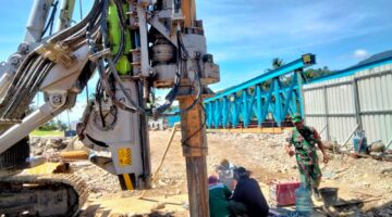 Babinsa Terus Kawal Pembangunan Jembatan di wilayah Binaan
