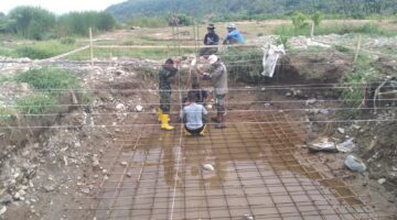 Kejar Target Para Babinsa Kebut Pembangunan Jembatan Gantung Perintis Ptogres 25,5 Persen