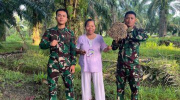 Ibu Rida Pelaku UMKM Sapu Lidi Bangga Dengan Prajurit TNI