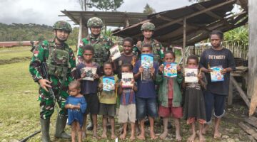 Pos Serambakon Yonif 751/VJS Bagikan Alat Tulis kepada Anak-Anak Kampung Mersibil
