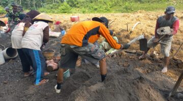 Semangat Ibu-Ibu Warnai TMMD Wonosegoro: Dari Cangkul Sederhana untuk Jalan Masa Depan Desa