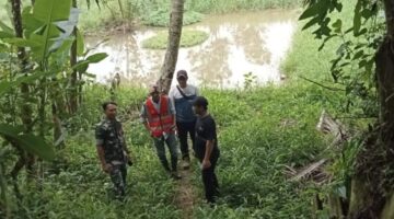 Babinsa Koramil 0201-14/PB Mendampingi Team Survey dari Pengelolaan Sumber Daya Air (PSDA) Deli Serdang di Desa Batu Gemuk