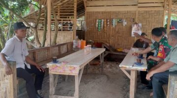Babinsa Gelar Komsos, Jaga Keharmonisan Masyarakat Desa Kota Datar