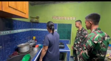 Kebersamaan TMMD Ke 128 Kodim 0203/Langkat, Anggota Satgas Bantu Warga Memasak Di Dapur