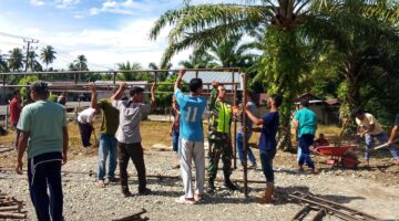 Babinsa bersama warga Bergotong royong Mendirikan Tenda Pesta Hajatan.
