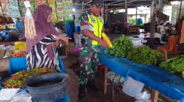 laksanakan peninjauan harga bahan pokok di Pasar tradisional Ulle jalan oleh Babinsa Koramil 04 Beutong di wilayah Binaan nya