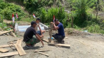 TNI beersama warga terus Tancap Gas dalam pembuatan Papan mal tiang Jembatan Aramco 