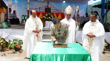 Uskup Keuskupan Agung Medan Mgr. Cornelus Sipayung, OFMCap Gelar Pemberkatan Dan Peresmian Gereja Katolik St. Fransiskus Asisi Simerpara Dihadiri Bupati Pakpak Bharat