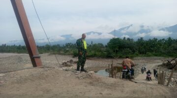 Babinsa Pantau Jalan Alternatif Warga Melintas