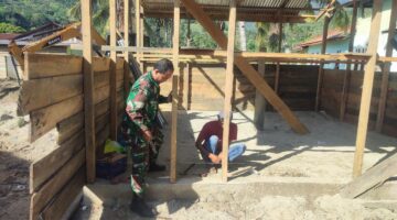 Ringankan Pekerjaan Babinsa Bantu Bagun Rumah Warga di Desa Binaan