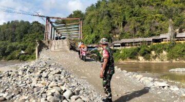 Jaga Keselamatan Warga Yang Melintas Babinsa Koramil 0108-04/ Babussalam Cek Jembatan Darurat