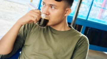 Secangkir Hitam di Atas Meja Kayu: Tentang Sederhana yang Sering Terlupa