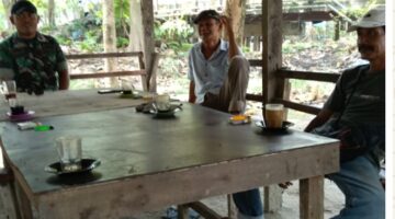 Pererat Silaturahmi, Babinsa Desa Bulu Cina Komsos Sambil Ngopi Bareng Warga