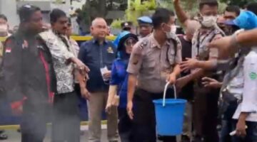 Keadilan Untuk Busrok Anthony : Massa Bakar Ban, Pejabat DJP Panik
