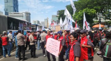 100 Orang Buruh Datangi DPR/MPR dalam Rangka Mayday, Polda Metro Jaya Menyambut dengan Humanis