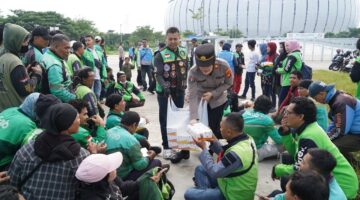 Polres Metro Jakarta Utara Bagikan Makanan untuk Buruh, Kedepankan Pelayanan Humanis di May Day 2026