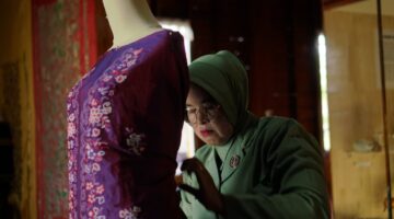 Dari Peniti Menjadi Prestasi: Ketelatenan Ny. Arnengsih Hanafis Menghidupkan Sulam Peniti Pariaman