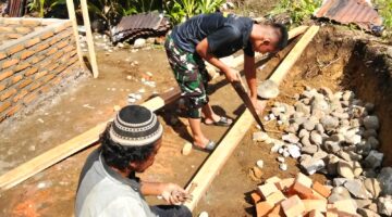 Penuh Semangat dan Manunggal Bersama Rakyat, Satgas TMMD Ke-128 Gotong Royong Lanjutkan Pembangunan RTLH Milik Ibu Leni Marlina