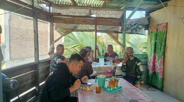 Sentuhan Humanis TNI: Babinsa Koramil 07/Salak Pilih Cara Sederhana untuk Dekat dengan Rakyat