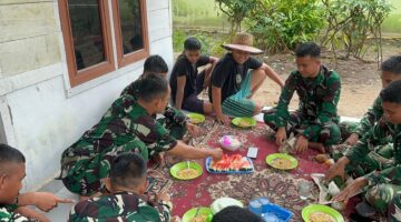 Makan Bersama di Atas Ambal, TMMD Menyatukan Prajurit dan Warga