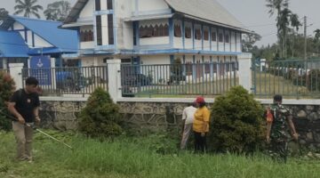Babinsa dan Kepling Bersatu, Gotong Royong Bersihkan Jalan Gereja HKBP Parongil