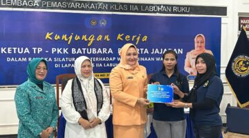 Dukung Kemandirian Warga Binaan, Ketua TP PKK Kabupaten Batu Bara Serahkan Alat Tenun di Lapas Labuhan Ruku