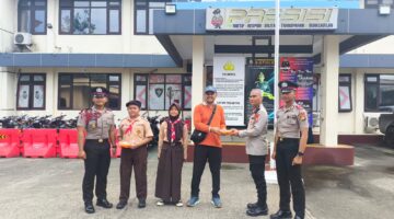 Siswa SDN 021 Tugu Utara Serahkan Hasil Panen ke Polsek Koja, Dukung Program Peduli Lingkungan