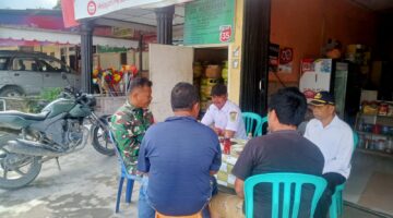Sambil Ngopi Bareng, Babinsa Koramil 07/Salak Perkuat Sinergi TNI, ASN, dan Masyarakat