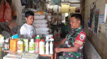Kunjungi Kios Pupuk, Babinsa Koramil 03/Parongil Dapat Gambaran Langsung Kondisi Lapangan