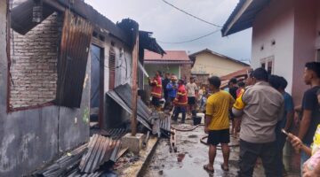Babinsa Koramil 0201-16/TM Monitoring Kebakaran Rumah di Desa Bangun Rejo