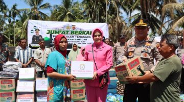 Jumat Berkah, Kapolres Aceh Tenggara dan Bhayangkari Salurkan Bantuan untuk Korban Kebakaran di Kute Bakhti