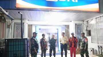 Babinsa Koramil 04/Simpang Empat Gandeng Pemuda dan Karang Taruna Gelar Patroli Kamtibmas Keliling Desa