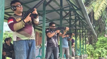 Tingkatkan Kemampuan dan Sinergi, Anggota RAPI Nagan Raya Bersama Menwa UTU Gelar Latihan Menembak di Yonif 116/GS