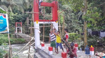 Terus Tunjukkan Progres Yang Signifikan, Pembangunan Jembatan Perintis Garuda di Desa Sawangan Memasuki Tahap Pemasangan Tali Sling