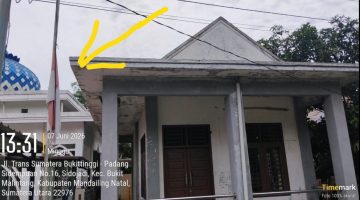 Bendera Merah Putih Setengah Tiang di Kantor Desa Lambou Darul Ihsan Jadi Sorotan Warga Mandailing Natal