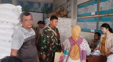 Babinsa Dampingi Pembagian Beras dan Minyak kepada Warga Kurang Mampu 