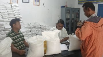 Babinsa Dampingi Pembagian Beras dan Minyak kepada Warga Kurang Mampu di Desa Durin Tonggal 