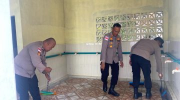 Aksi Nyata Hari Bhayangkara Ke-80: Polsek Seunagan dan Warga Bahu-Membahu Bersihkan Masjid