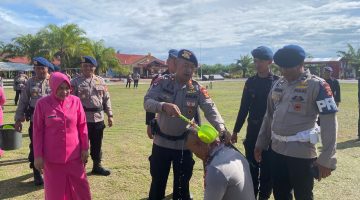 Penuh Khidmat, Tradisi Siraman Bunga Warnai Kenaikan Pangkat 20 Personel Brimob Batalyon C Pelopor