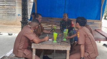 Bangun Kedekatan dengan Warga, Babinsa dan Camat Gunung Sitember Gelar Silaturahmi Santai