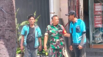 Sambil Menyelam Minum Air, Sambangi Warga Babinsa Kemlayan Ngobrol Santai Dengan Juru Parkir