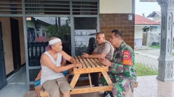 Babinsa dan Bhabinkamtibmas Titipapan Jenguk Warga yang Sakit Akibat Terjatuh dari Tangga