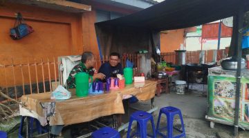 Babinsa Koramil 0201-04/MK Sertu Candra, Himbau Warga Penjual makan Peduli Kebersihan