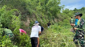 Yonif TP 951/Pandeka Marapi Gotong royong Bersama Warga Bersihkan Lingkungan di Nagari Simawang